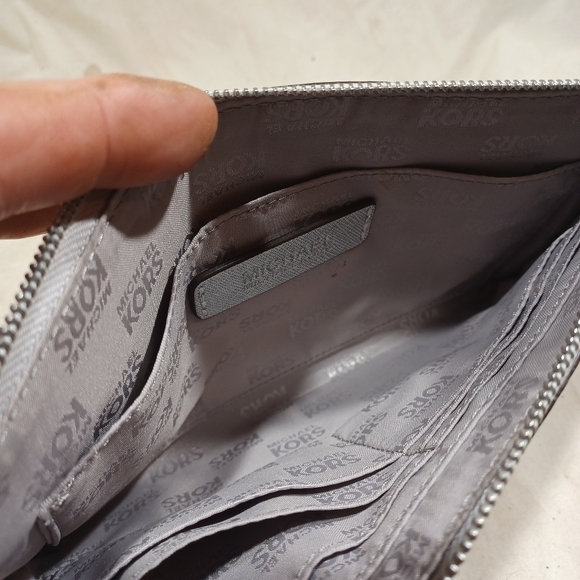 Michael kors wristlet - Picture 9 of 9